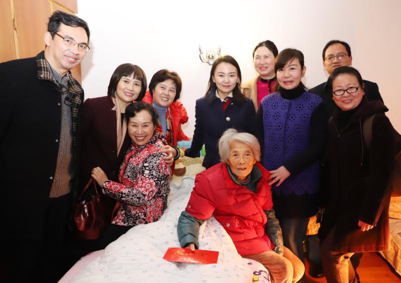 省妇联党组成员、副主席朱彦一行来到省儿童医院慰问86岁高龄的省三八红旗手王士芬.jpg